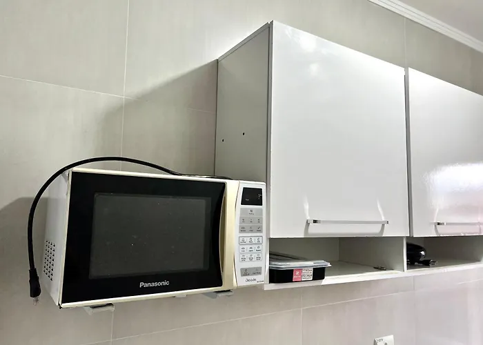 Apartamento completo, 3 quartos com ar condicionado, churrasqueira na sacada, piscina no cond, ao lado da Praia Grande e na cara do gol para a centralidade comercial turística do itaguá!